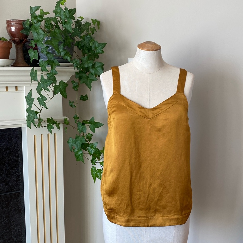 Club Monaco camisole top in gold 🧡viscose and linen material. Size small.